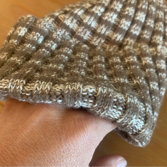 SOLD 🌺Brown and white slouchy beanie- last chance! - Picture 6 of 7
